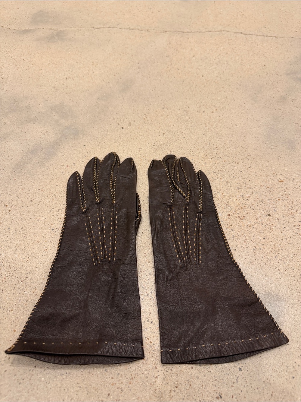 Vintage Women's Brown Leather Gloves with Contrasting Stitching